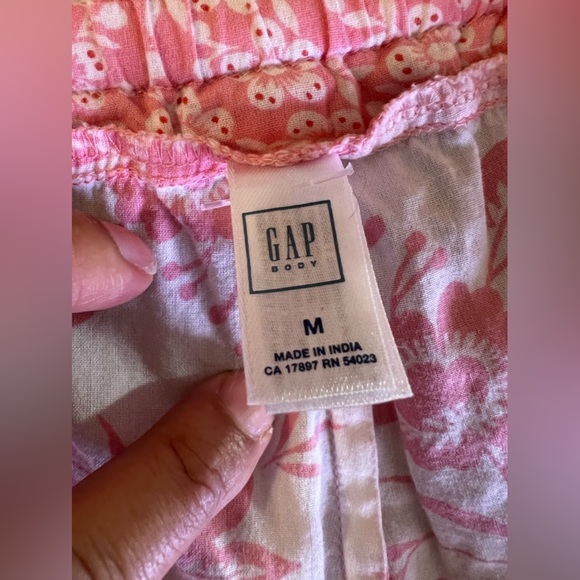 Gap lightweight floral pink Capri pants in size M wide legs - Picture 10 of 13